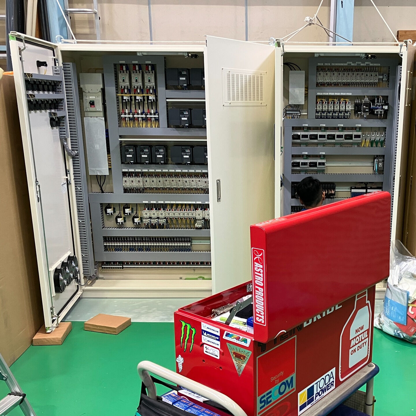 新しい年を迎え、制御盤の製作が順調に進んでいます✨ おかげさ