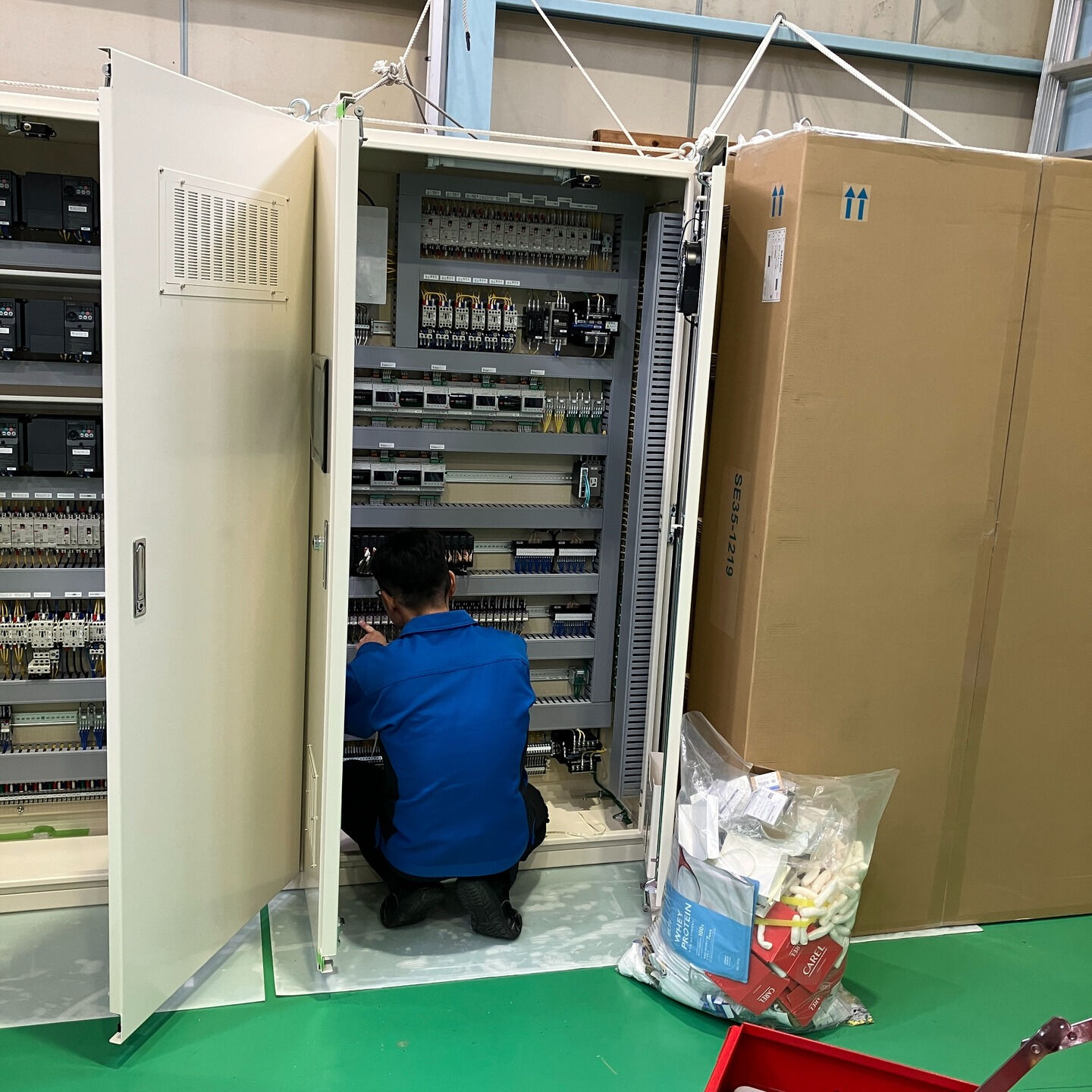 新しい年を迎え、制御盤の製作が順調に進んでいます✨ おかげさ