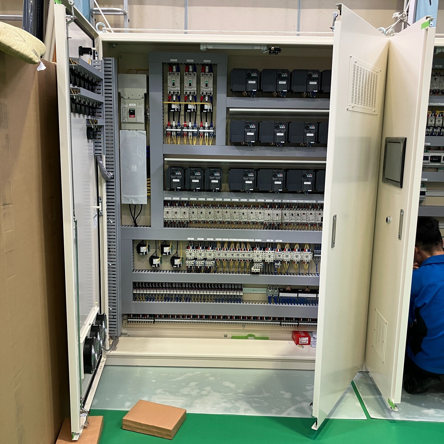 新しい年を迎え、制御盤の製作が順調に進んでいます✨ おかげさ